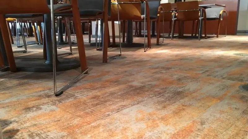 Gemusterter Teppichboden in einem Konferenzraum